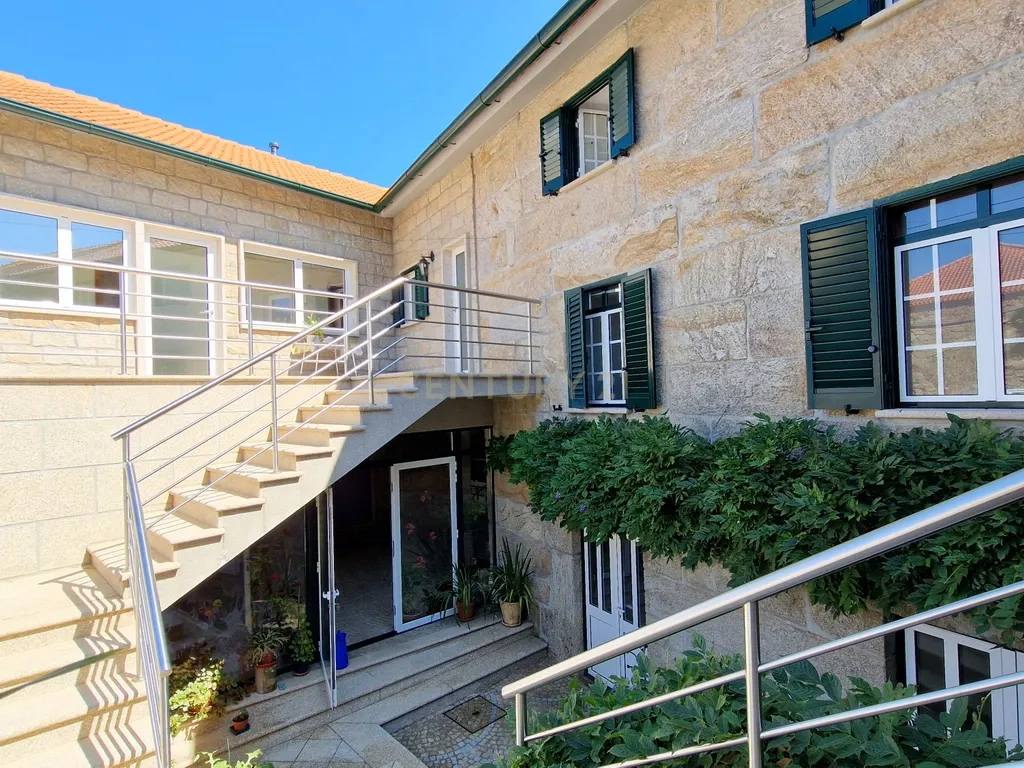 Propriedade Singular: 3 Apartamentos, Jardim Deslumbrante e Espaços para Investimento e Alojamento Local! - Image 10