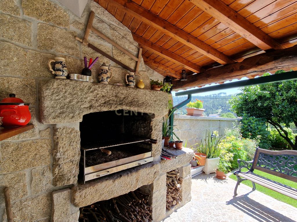 Propriedade Singular: 3 Apartamentos, Jardim Deslumbrante e Espaços para Investimento e Alojamento Local! - Image 23