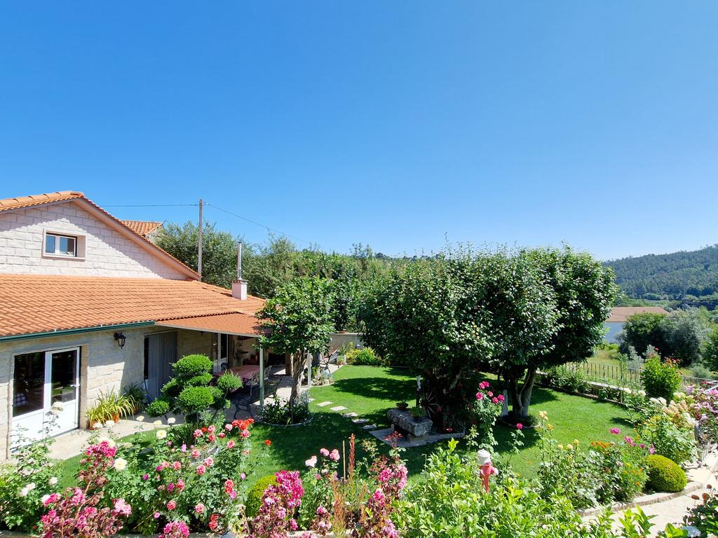 Propriedade Singular: 3 Apartamentos, Jardim Deslumbrante e Espaços para Investimento e Alojamento Local! - Image 26