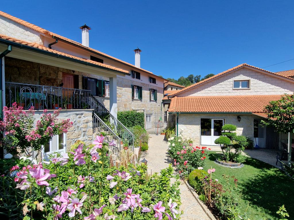Propriedade Singular: 3 Apartamentos, Jardim Deslumbrante e Espaços para Investimento e Alojamento Local! - Image 28