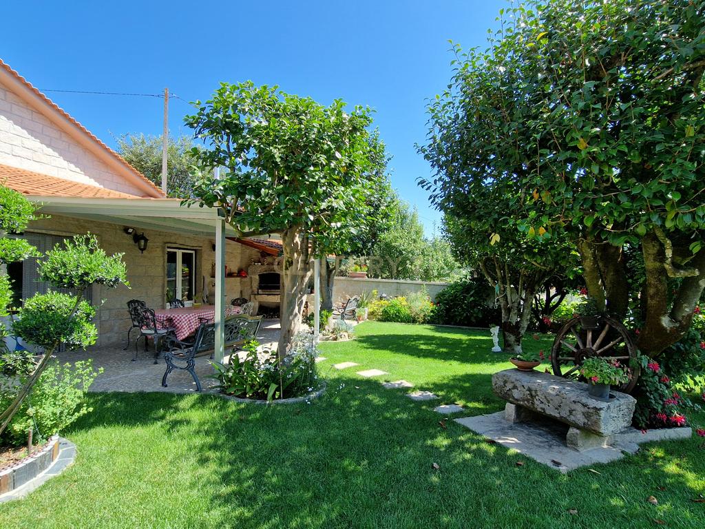 Propriedade Singular: 3 Apartamentos, Jardim Deslumbrante e Espaços para Investimento e Alojamento Local! - Image 22