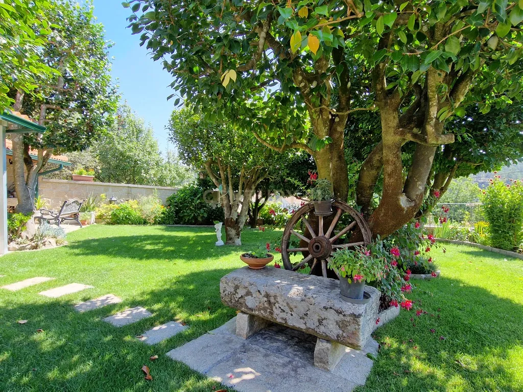 Propriedade Singular: 3 Apartamentos, Jardim Deslumbrante e Espaços para Investimento e Alojamento Local! - Image 30