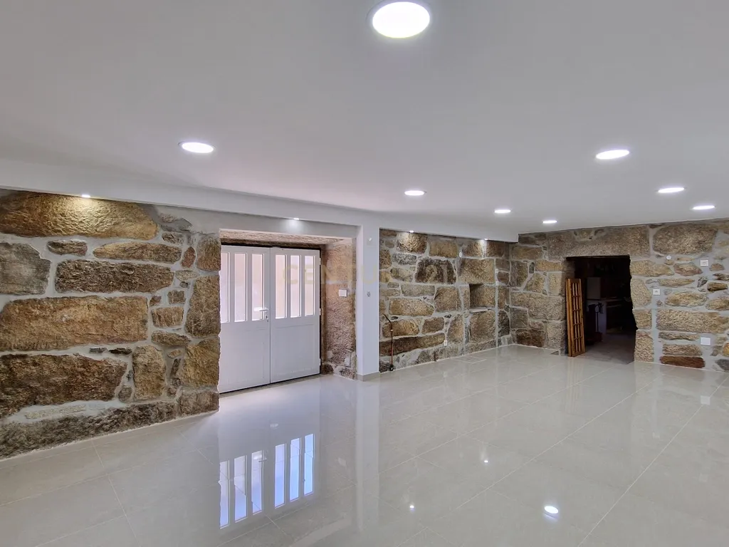 Propriedade Singular: 3 Apartamentos, Jardim Deslumbrante e Espaços para Investimento e Alojamento Local! - Image 20