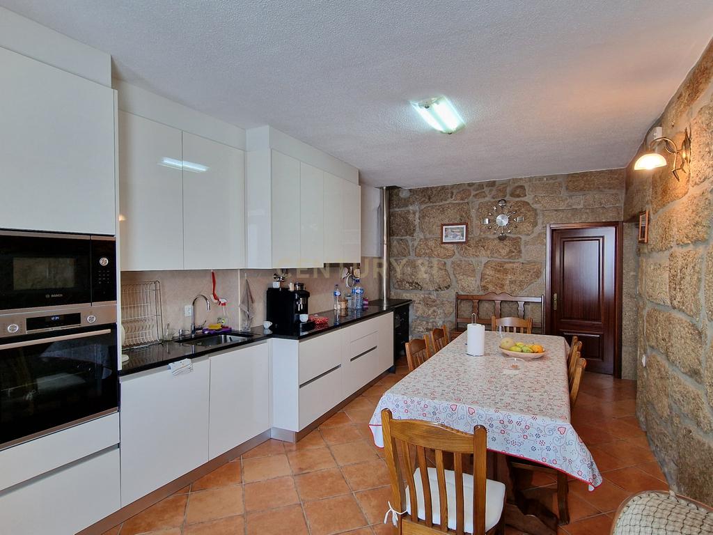 Propriedade Singular: 3 Apartamentos, Jardim Deslumbrante e Espaços para Investimento e Alojamento Local! - Image 19