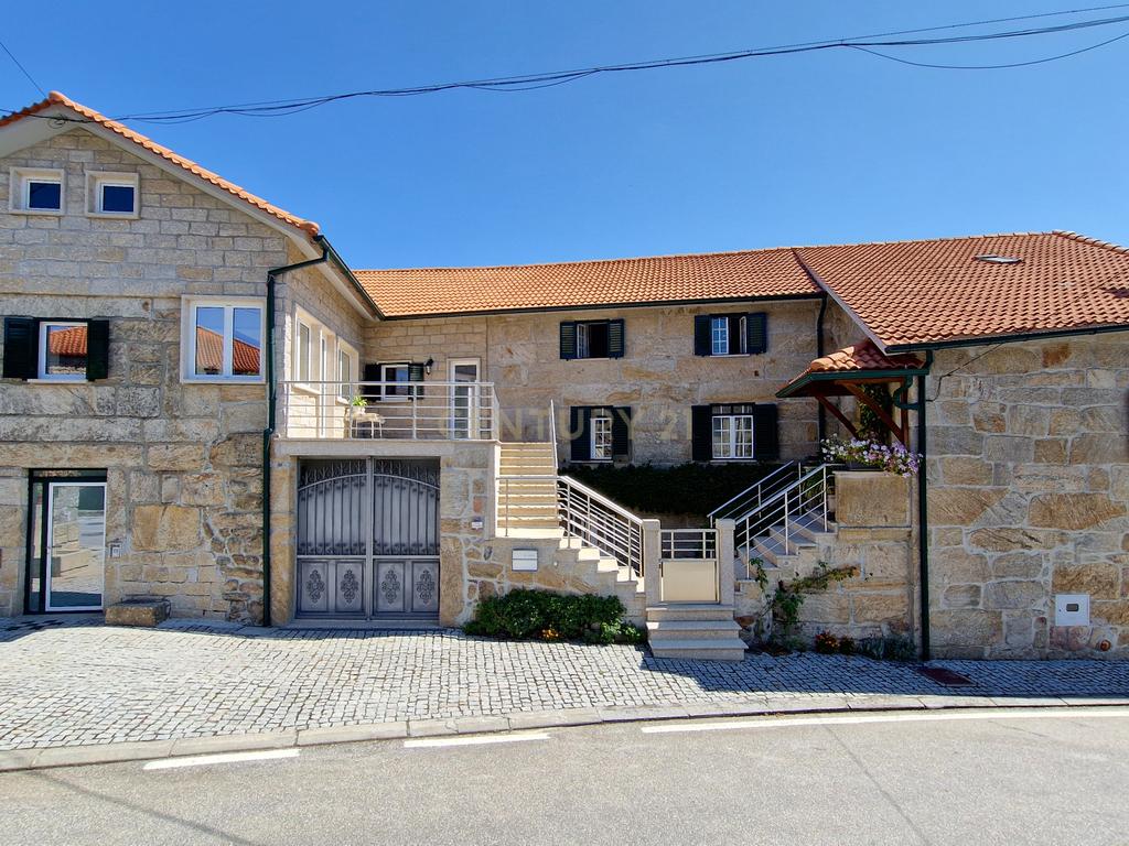 Propriedade Singular: 3 Apartamentos, Jardim Deslumbrante e Espaços para Investimento e Alojamento Local! - Image 32