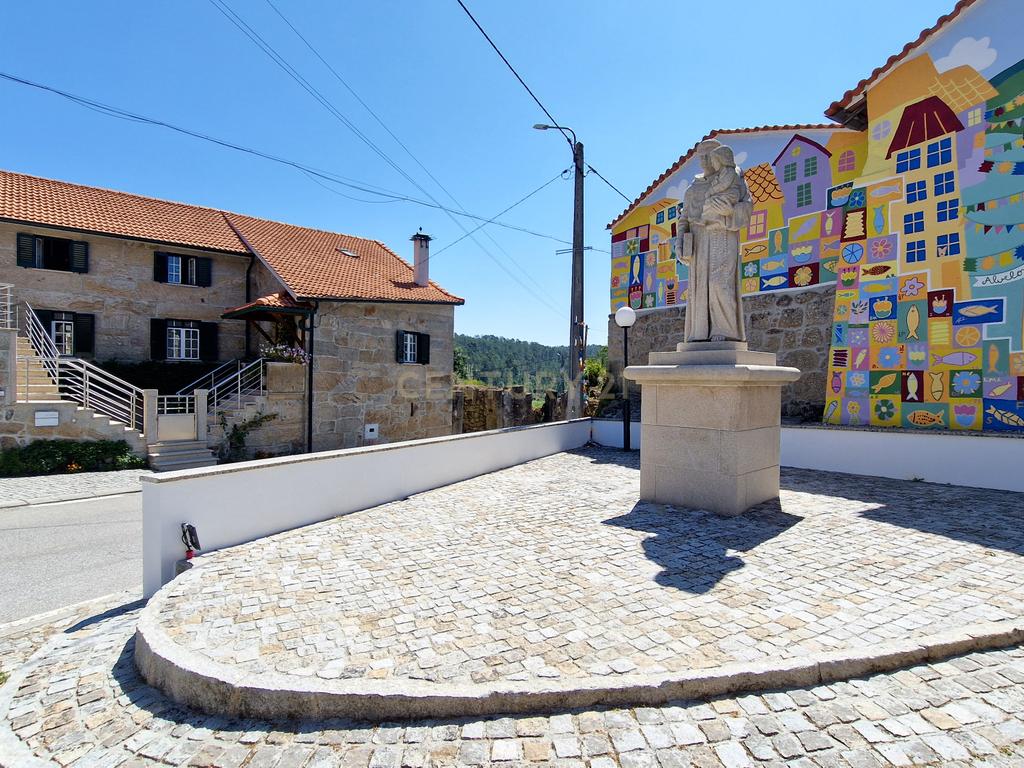 Propriedade Singular: 3 Apartamentos, Jardim Deslumbrante e Espaços para Investimento e Alojamento Local! - Image 31