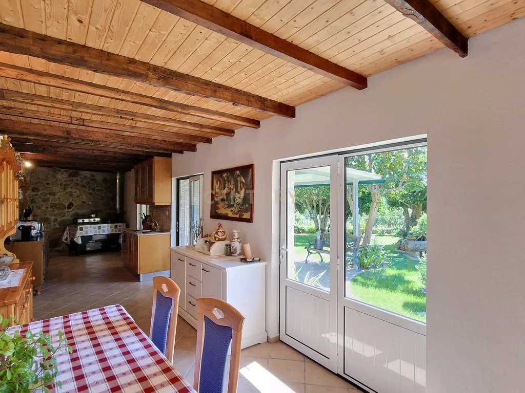 Propriedade Singular: 3 Apartamentos, Jardim Deslumbrante e Espaços para Investimento e Alojamento Local! - Image 29