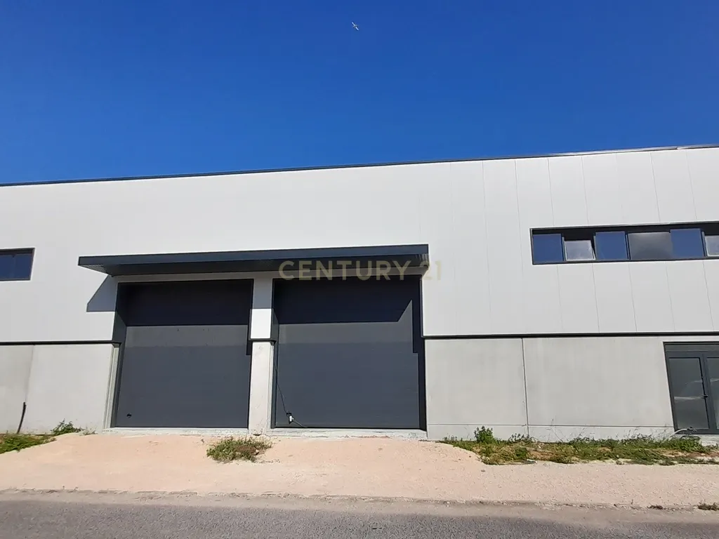 Armazém situado num condomínio fechado em Arruda dos Vinhos - Image 1