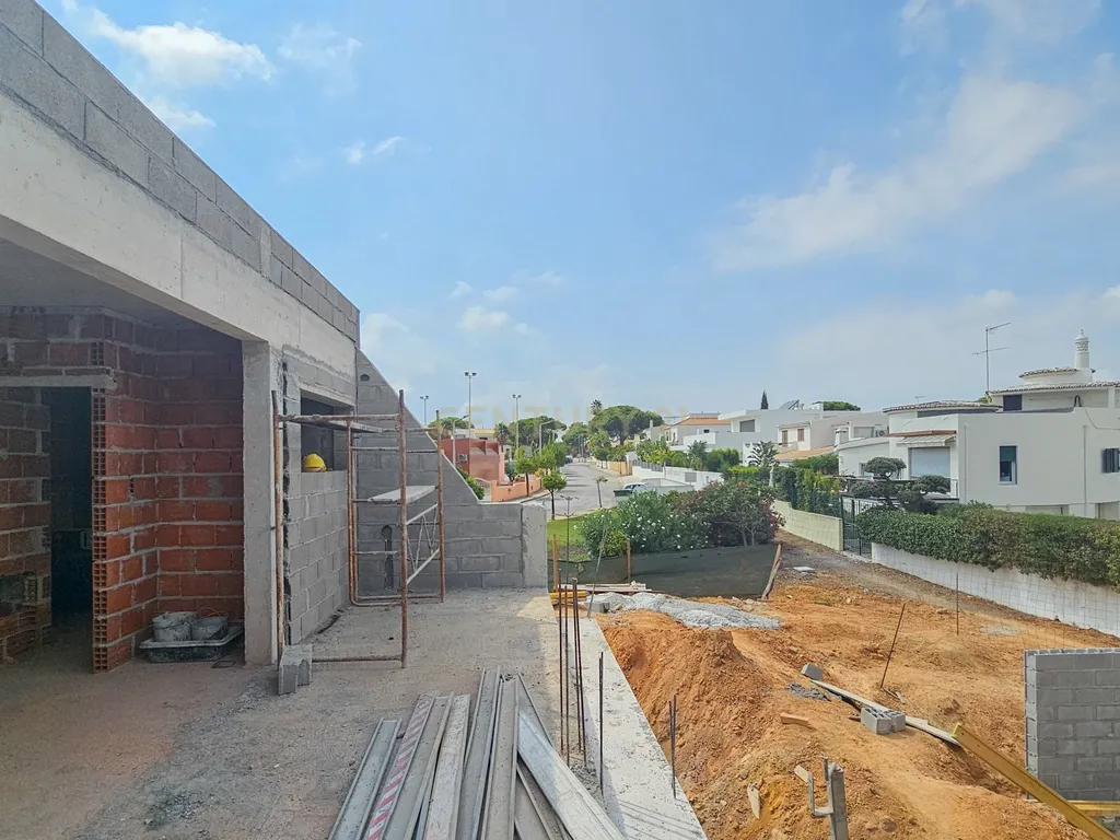 Moradia T4 | Contemporânea | Gambelas | PIscina Aquecida - Image 28