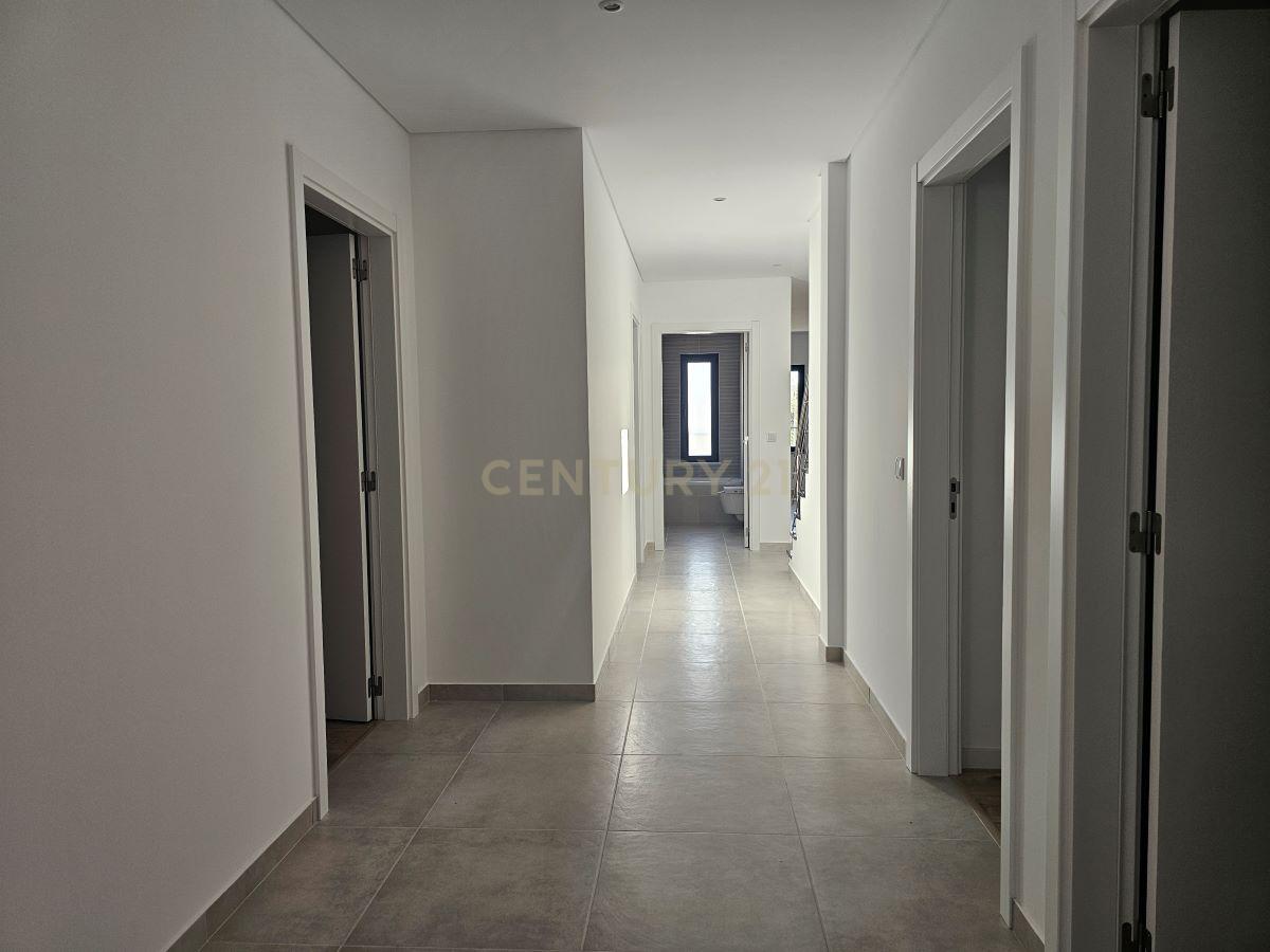 Apartamento T4 Top Floor com garagem em Box para 2 carros em Tavira - Image 5