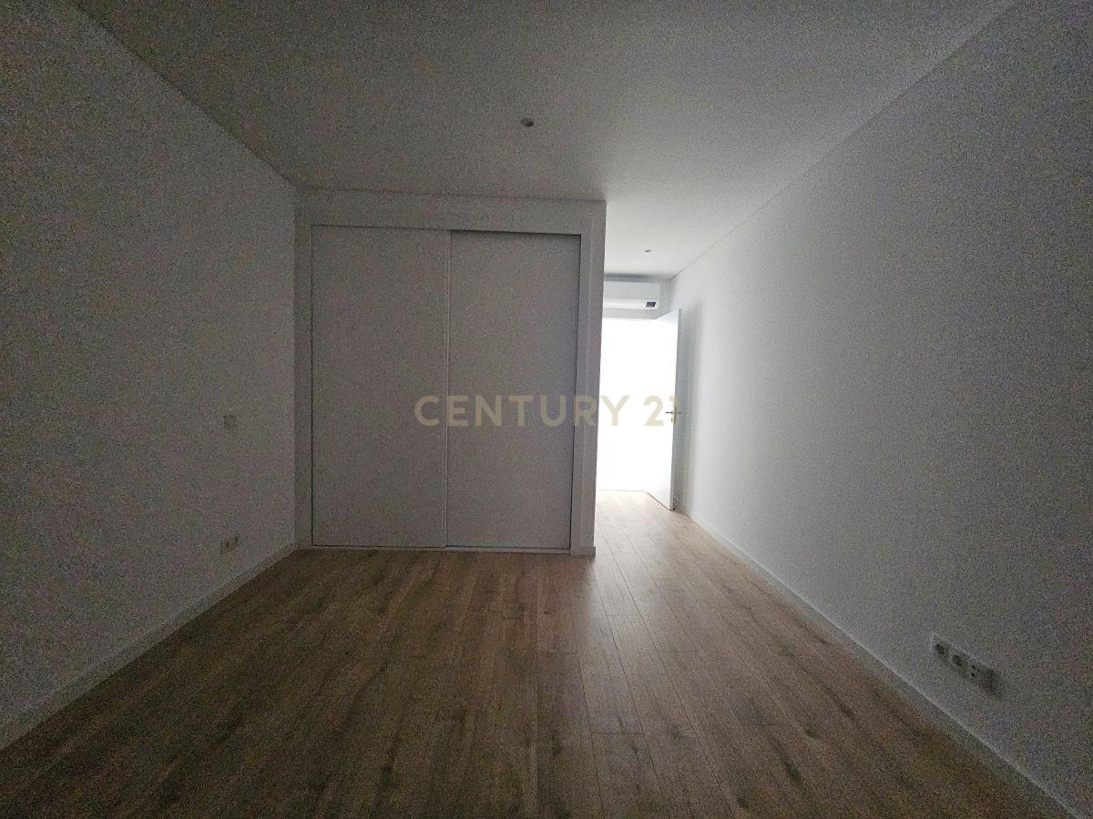 Apartamento T4 Top Floor com garagem em Box para 2 carros em Tavira - Image 12