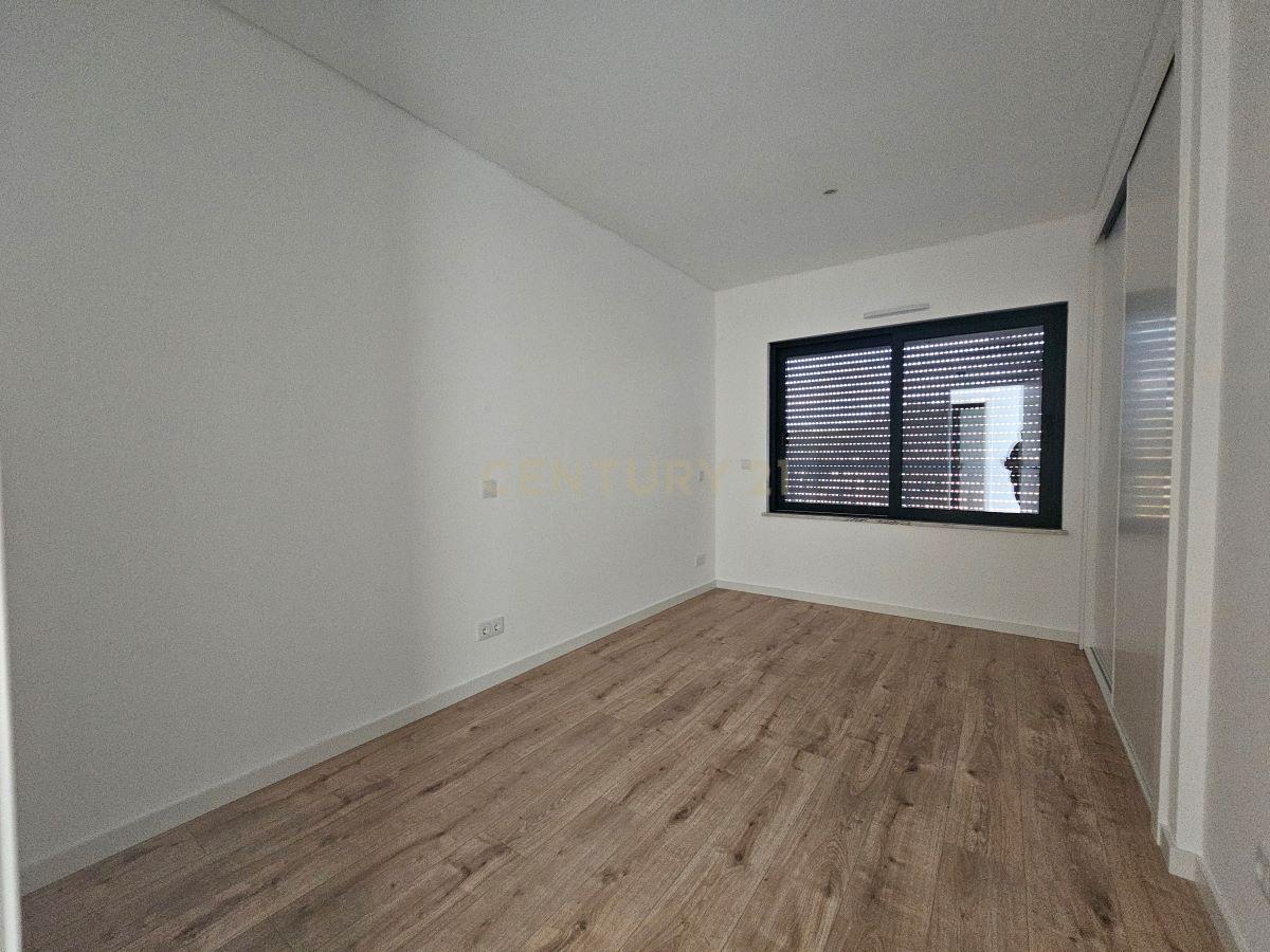 Apartamento T4 Top Floor com garagem em Box para 2 carros em Tavira - Image 8