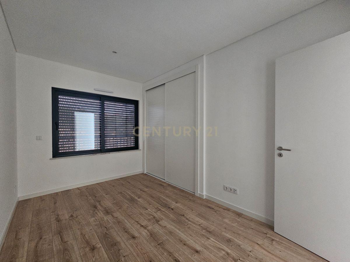 Apartamento T4 Top Floor com garagem em Box para 2 carros em Tavira - Image 9