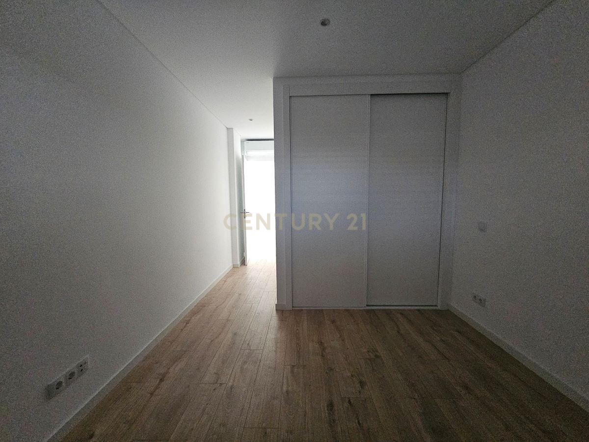 Apartamento T4 Top Floor com garagem em Box para 2 carros em Tavira - Image 11