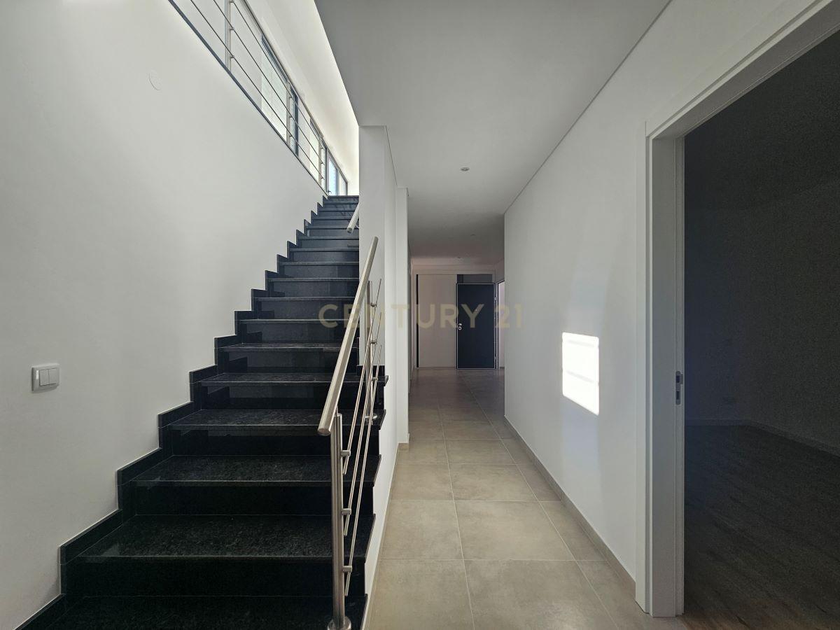 Apartamento T4 Top Floor com garagem em Box para 2 carros em Tavira - Image 17