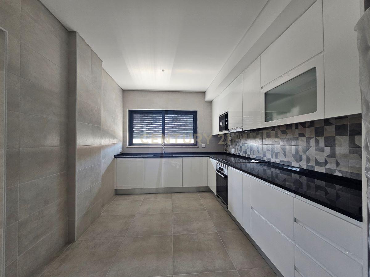 Apartamento T4 Top Floor com garagem em Box para 2 carros em Tavira - Image 3