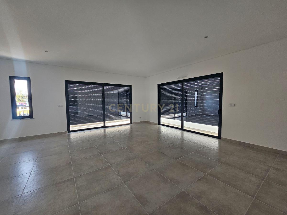 Apartamento T4 Top Floor com garagem em Box para 2 carros em Tavira - Image 2