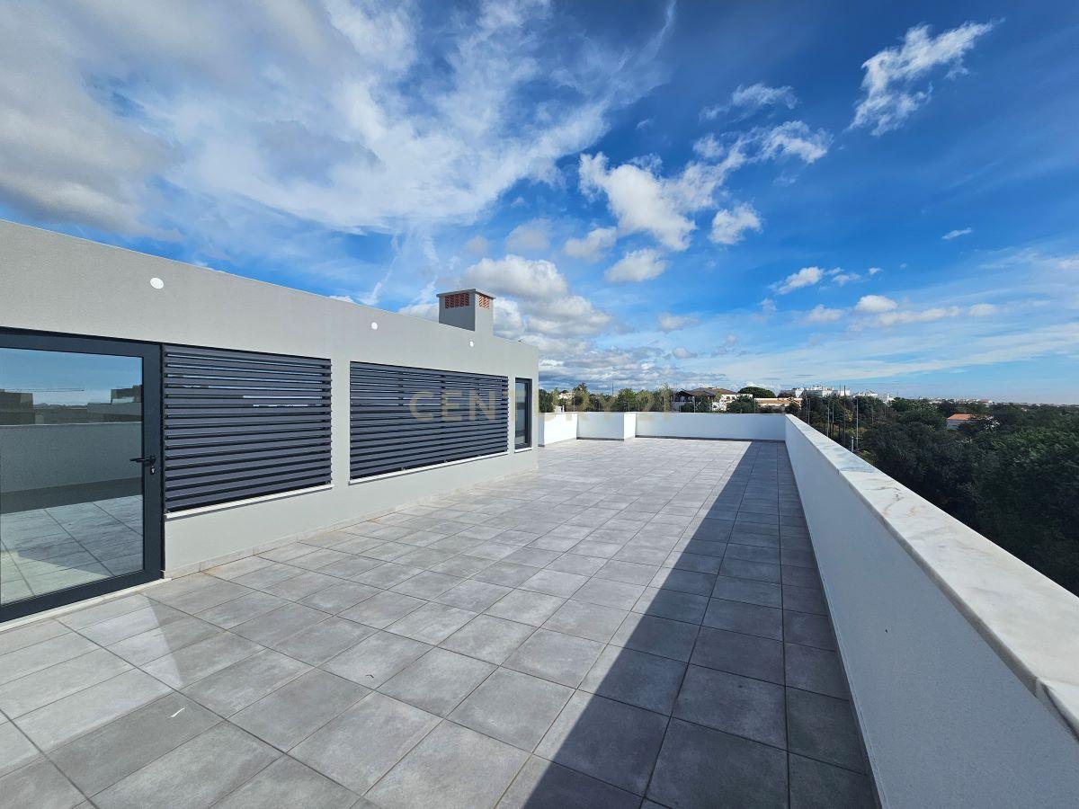 Apartamento T4 Top Floor com garagem em Box para 2 carros em Tavira - Image 1