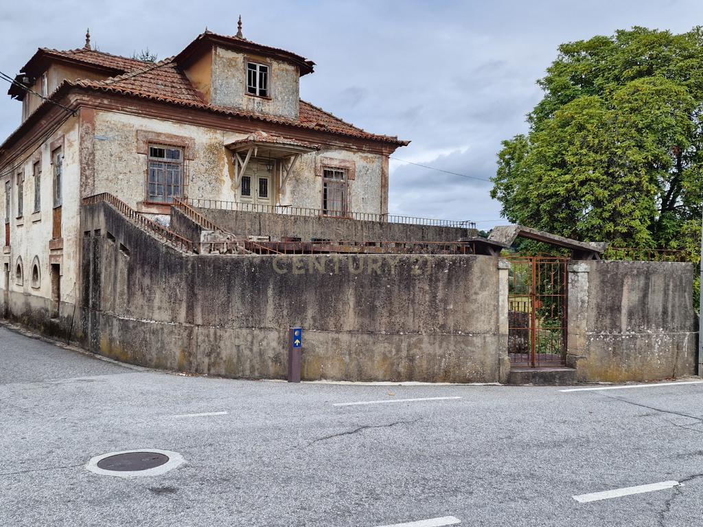 Casa Senhorial com terreno na aldeia de Sabugosa em Tondela. Arquitetura singular, excelente investimento! - Image 12