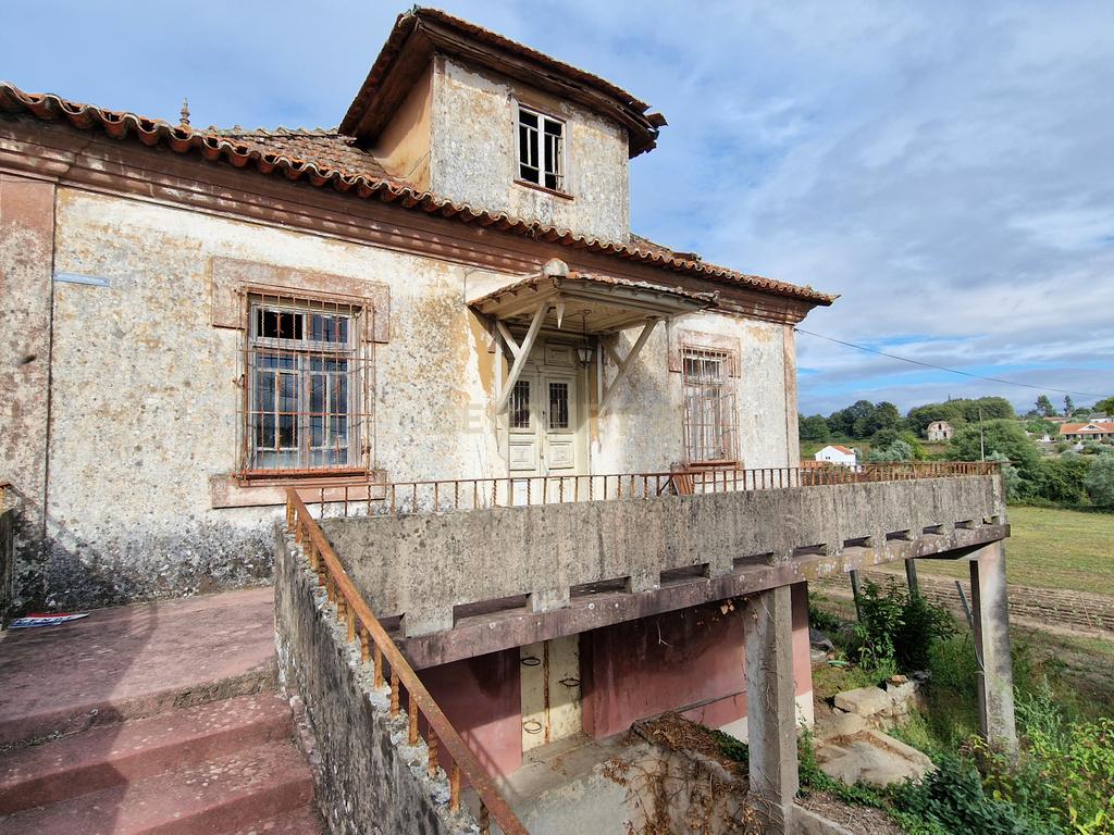 Casa Senhorial com terreno na aldeia de Sabugosa em Tondela. Arquitetura singular, excelente investimento! - Image 1