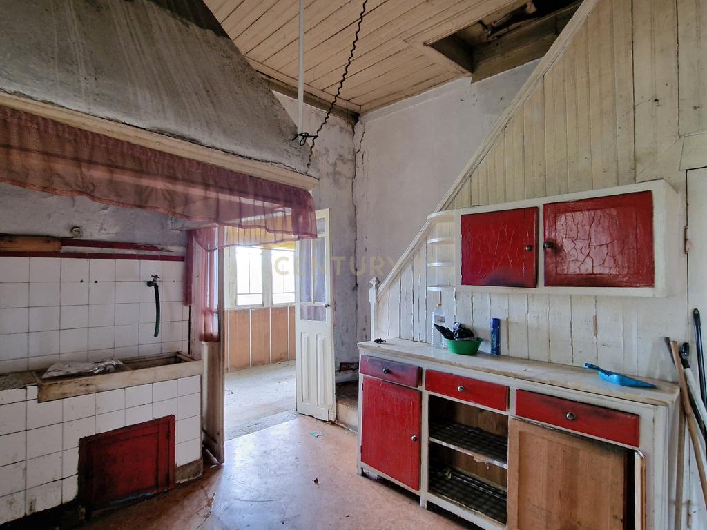 Casa Senhorial com terreno na aldeia de Sabugosa em Tondela. Arquitetura singular, excelente investimento! - Image 3
