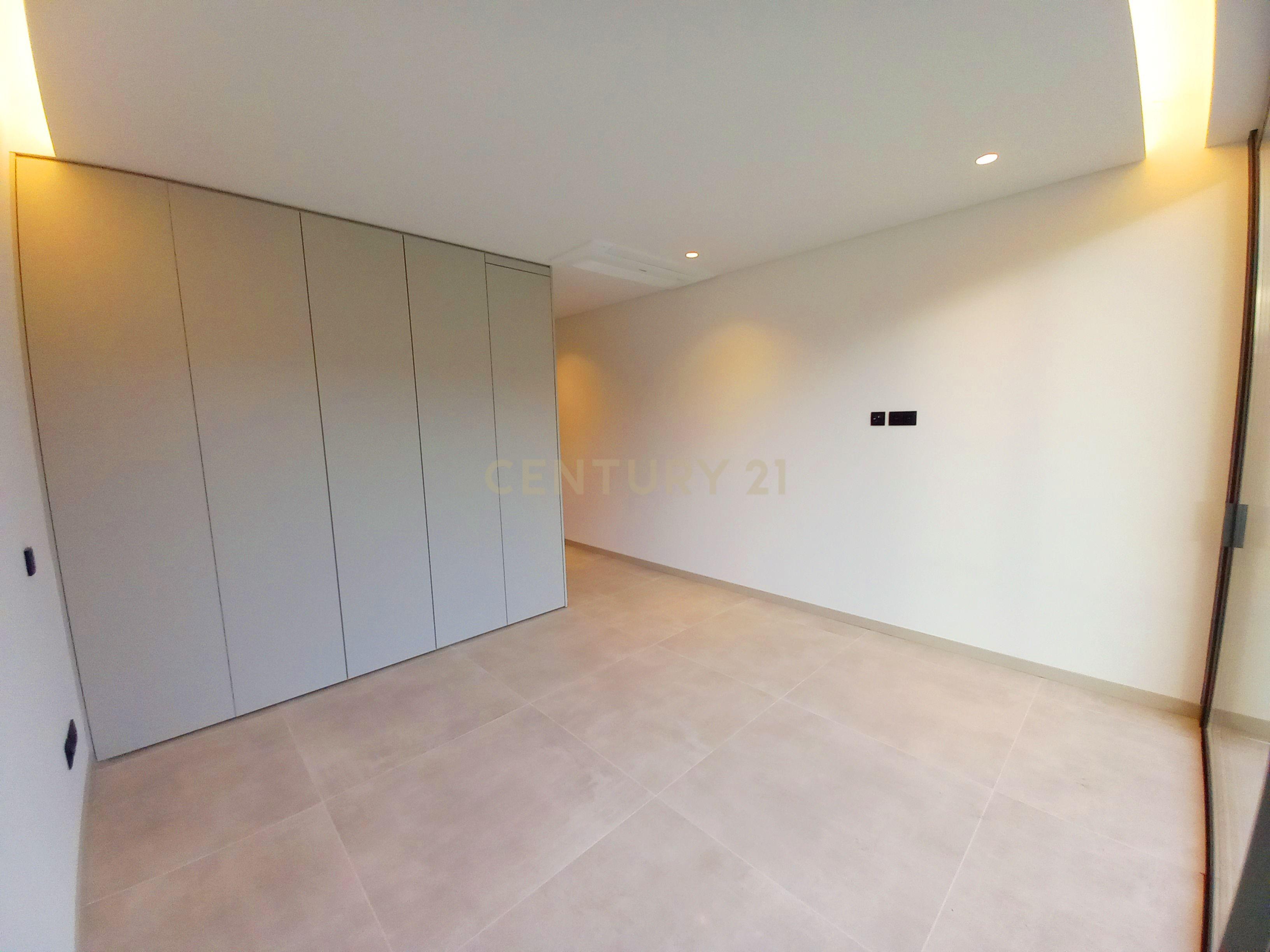 "Moradia Isolada Nova na Marina de Albufeira — Qualidade de Vida com Conforto Moderno" - Image 14