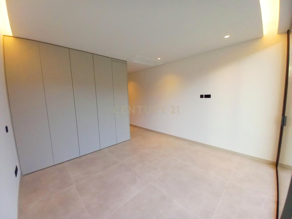 "Moradia Isolada Nova na Marina de Albufeira — Qualidade de Vida com Conforto Moderno" - Image 15