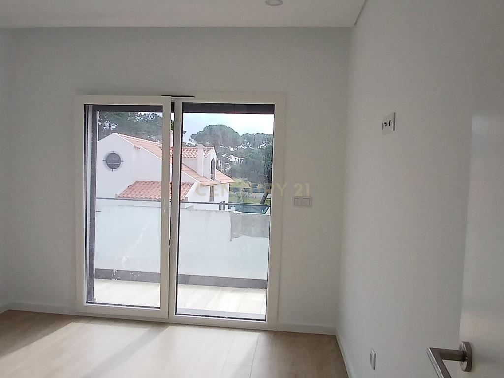 Moradia T3 em Construção com 3 Suítes em Lagoa de Albufeira Sesimbra - Image 9