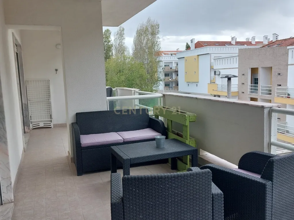 Apartamento T3 com parqueamento Palhais - Barreiro - Image 1