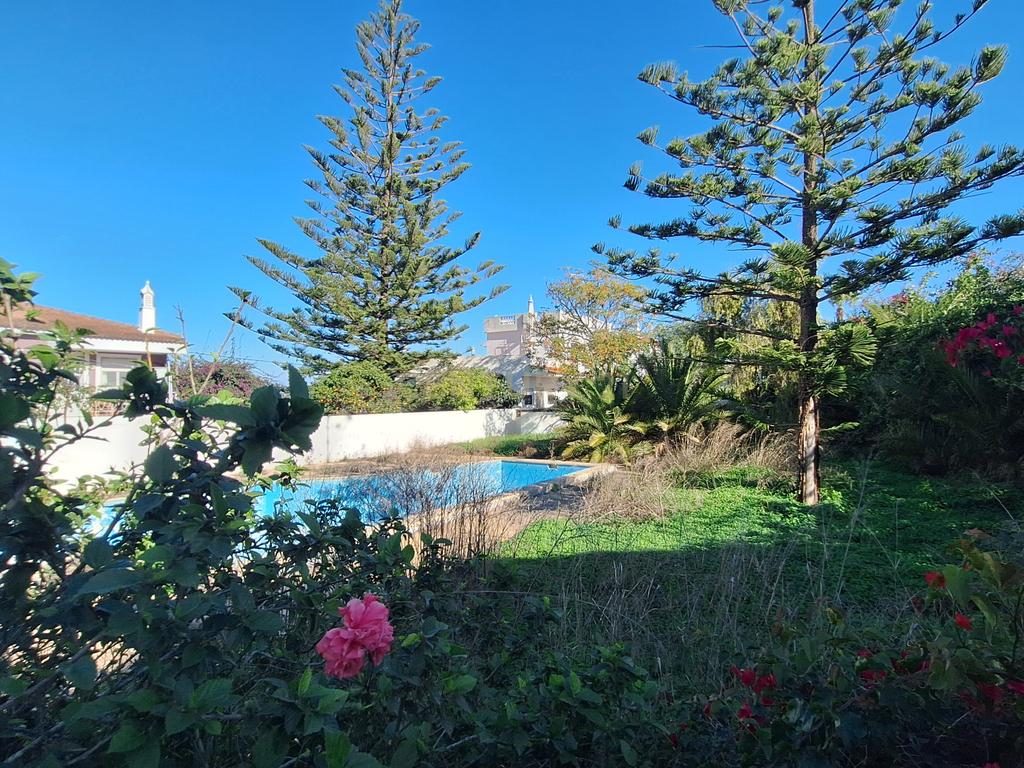 Terreno com projecto aprovado em Albufeira na zona do Pateo com 791m2 - Image 1