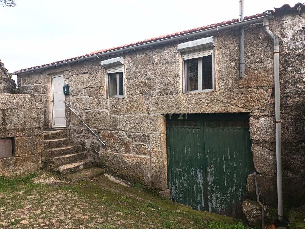 Moradia três quartos - Image 1