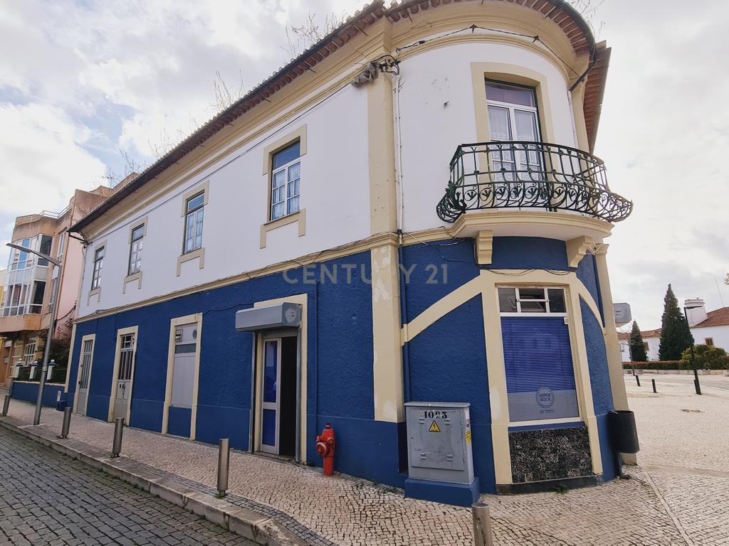 Moradia T6 + Comércio - centro da Vila de Condeixa-a-Nova (Coimbra) - Image 1