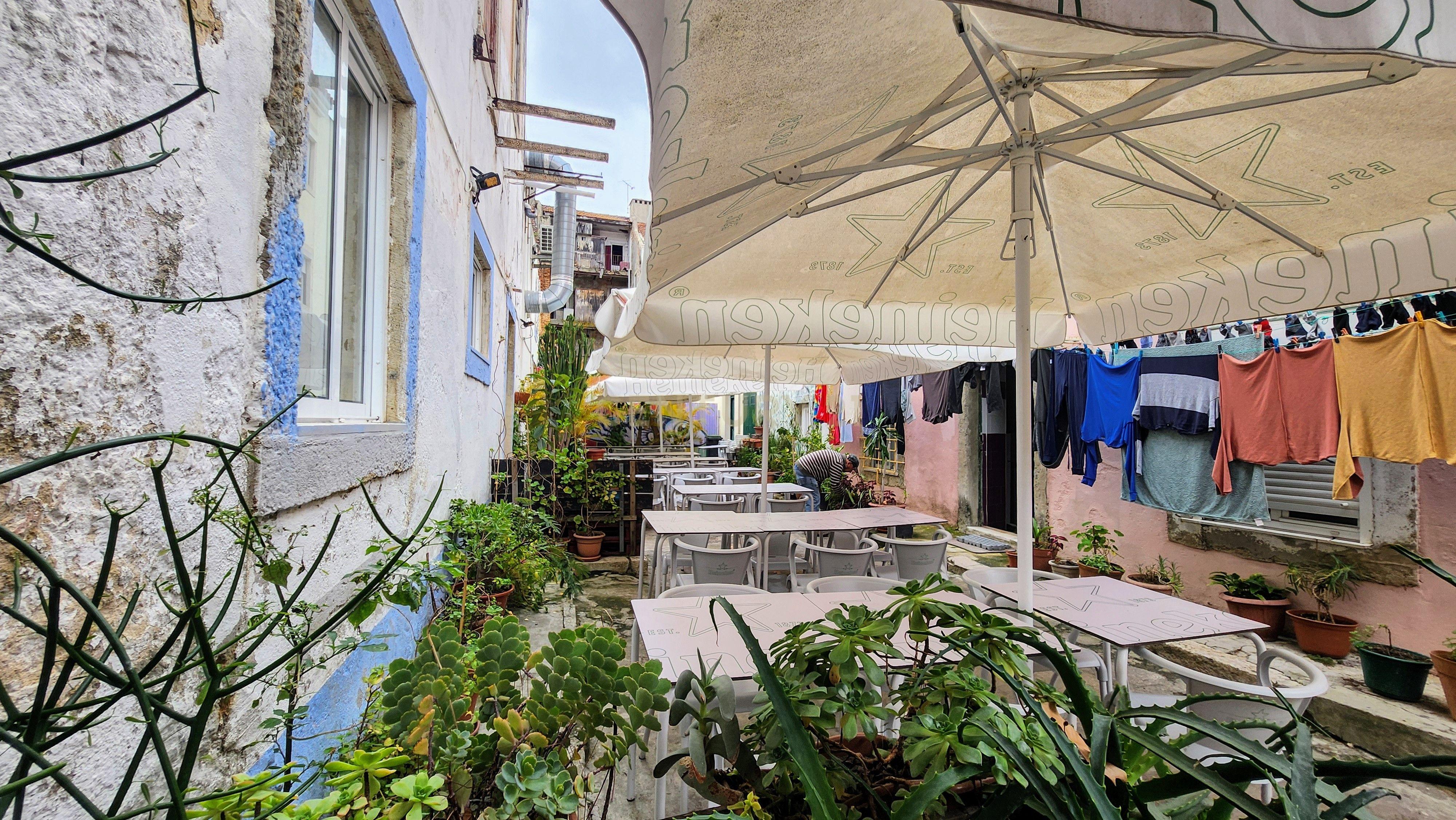 Prédio localizado numa das avenidas principais do Barreiro - Image 10