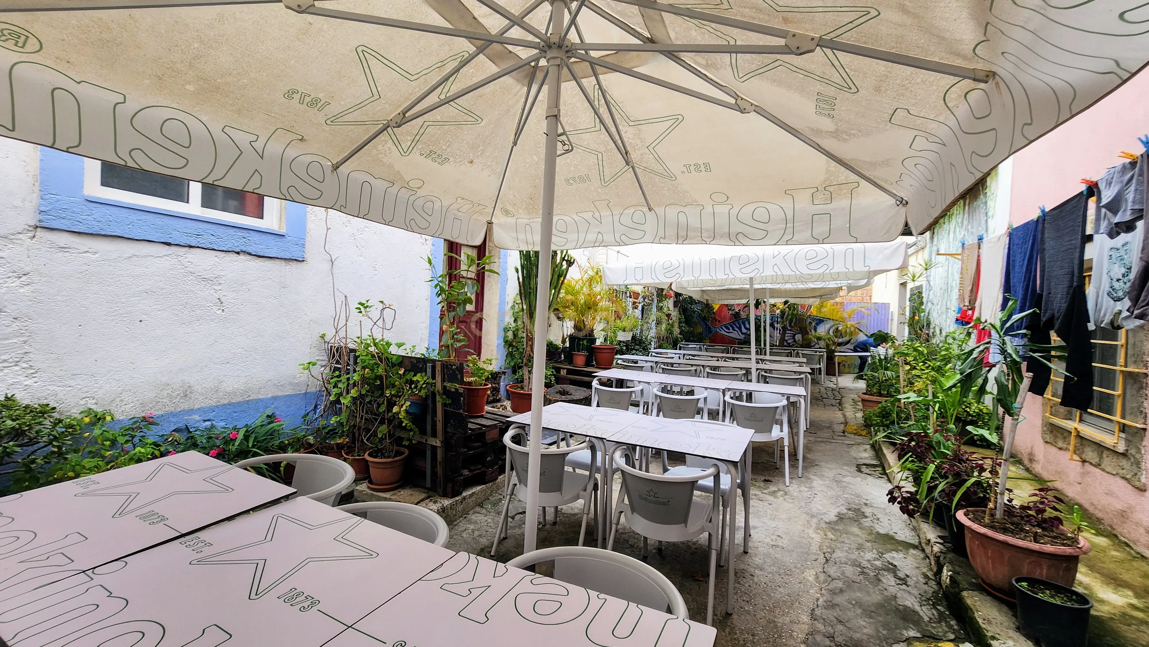 Prédio localizado numa das avenidas principais do Barreiro - Image 6