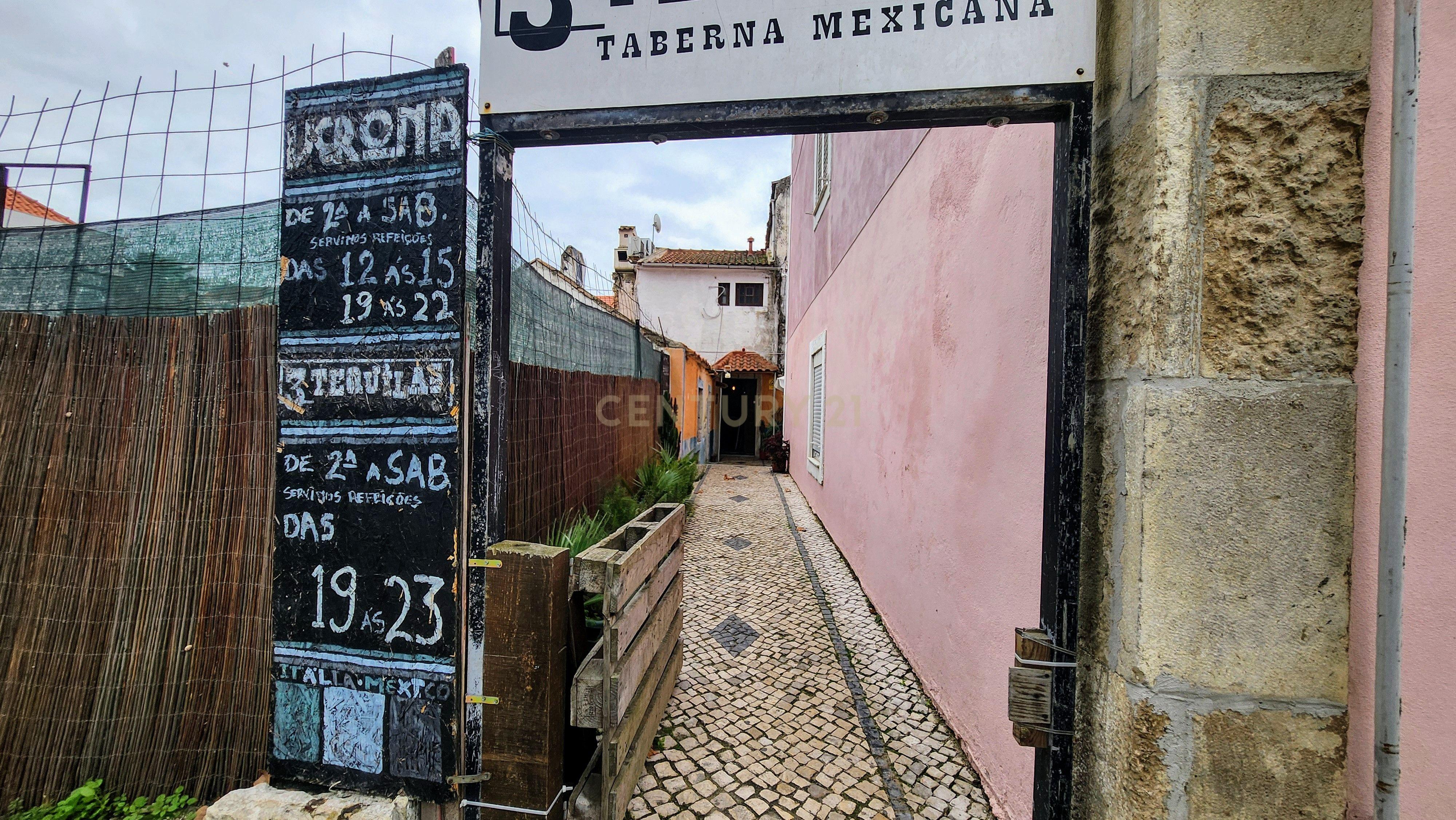 Prédio localizado numa das avenidas principais do Barreiro - Image 11