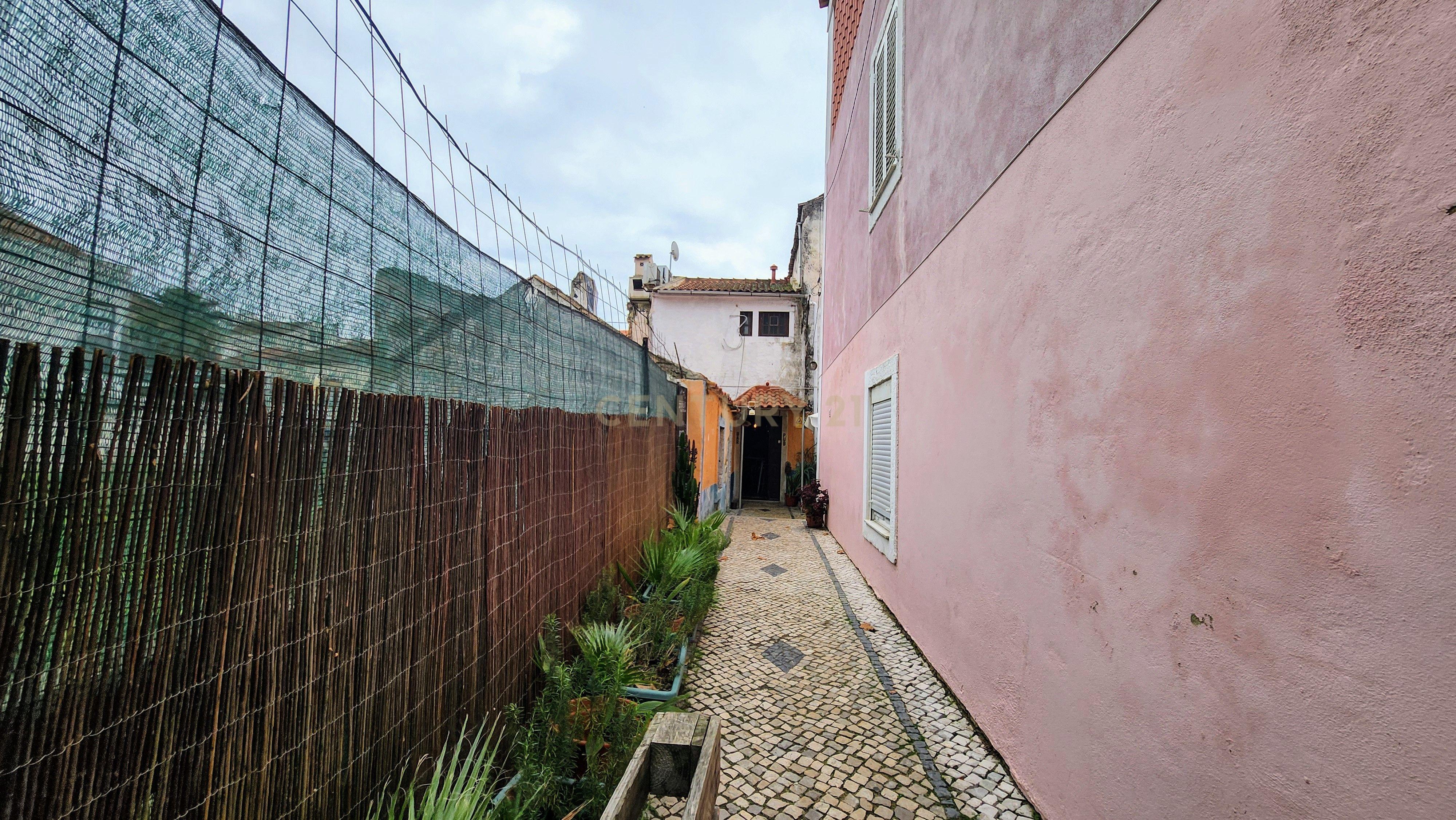 Prédio localizado numa das avenidas principais do Barreiro - Image 7