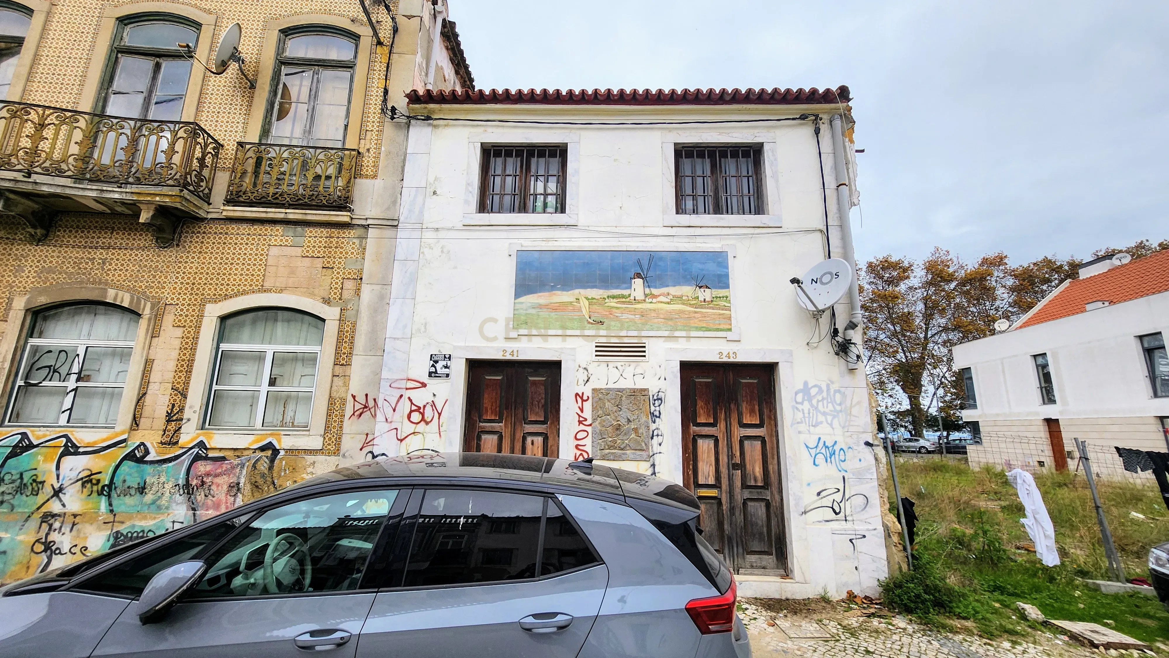 Prédio localizado numa das avenidas principais do Barreiro - Image 2