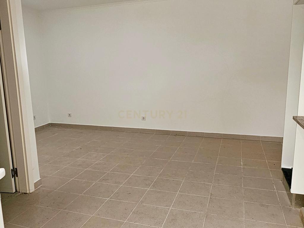 Vende-se Moradia T1 em Linda-a-Velha - Image 10