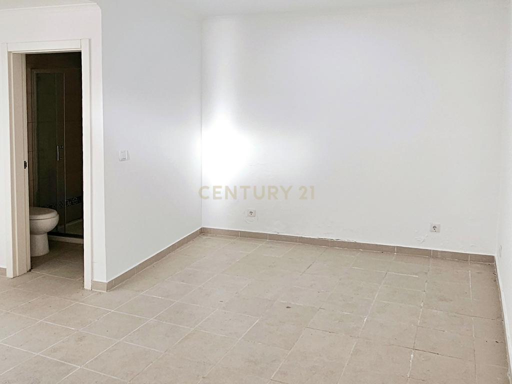 Vende-se Moradia T1 em Linda-a-Velha - Image 8
