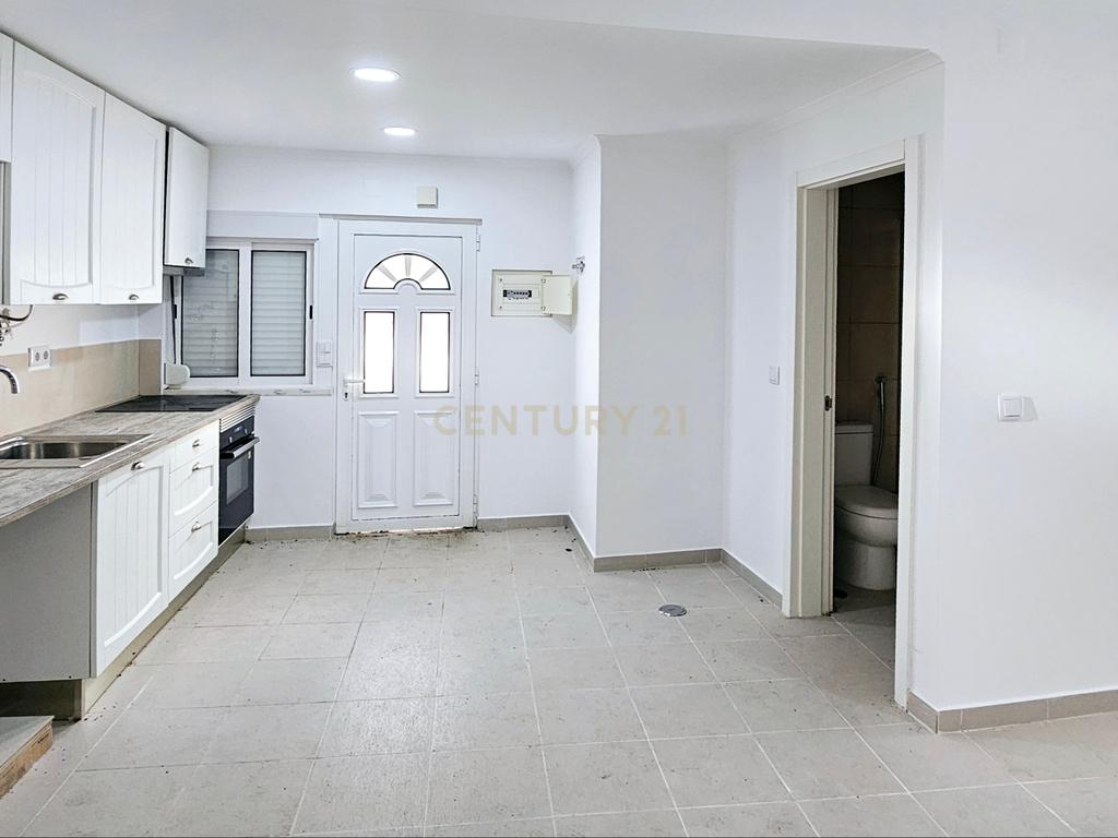 Vende-se Moradia T1 em Linda-a-Velha - Image 7