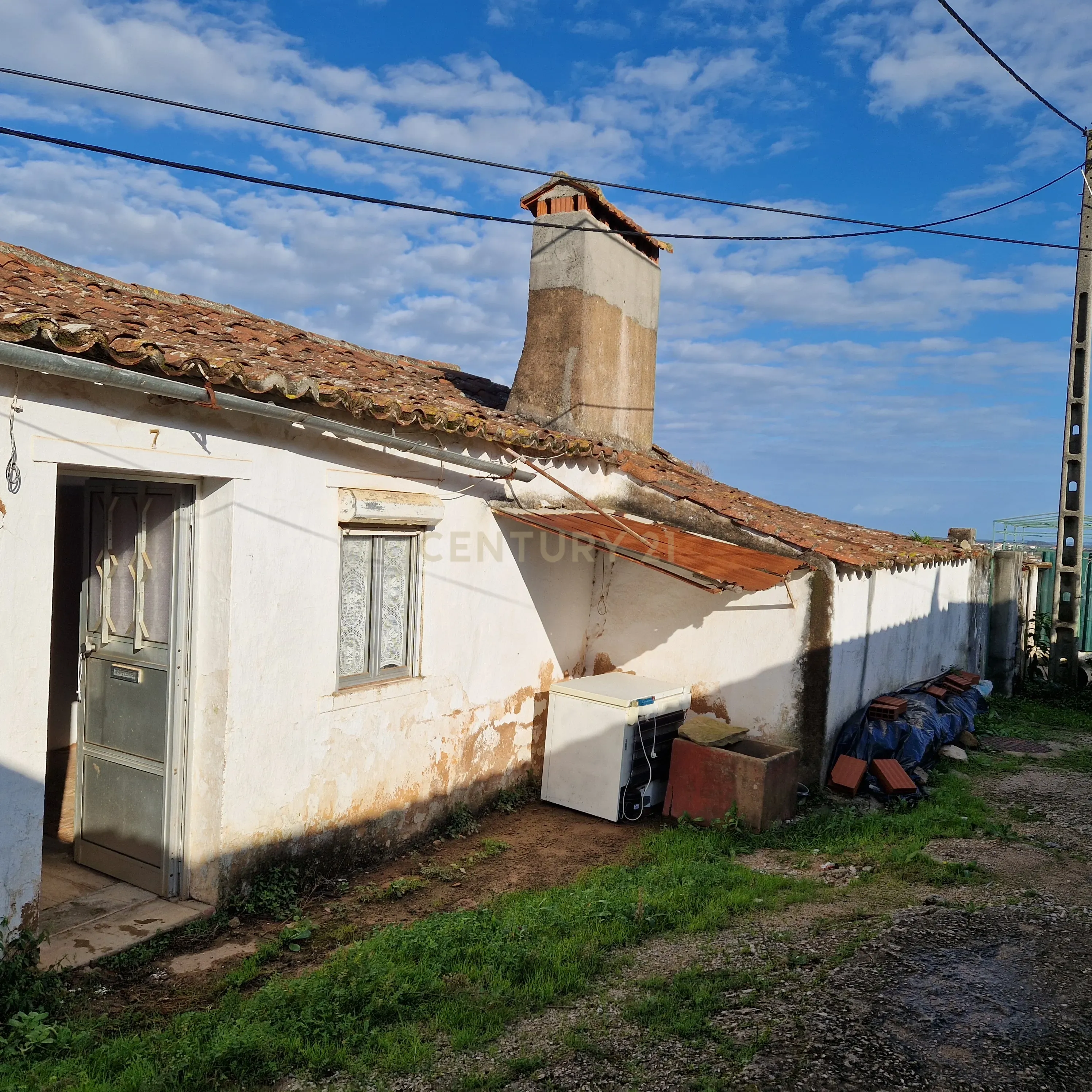 Moradia + Adega para remodelação - Image 1