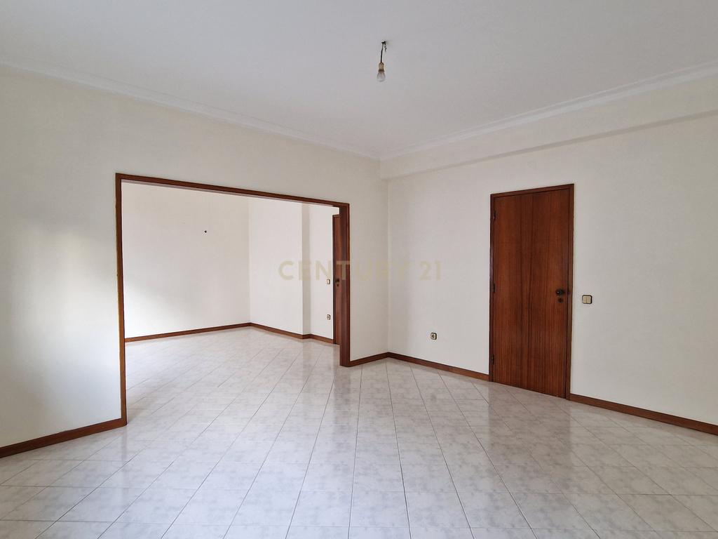 Apartamento T3 no centro de Oliveira do Hospital - Image 4