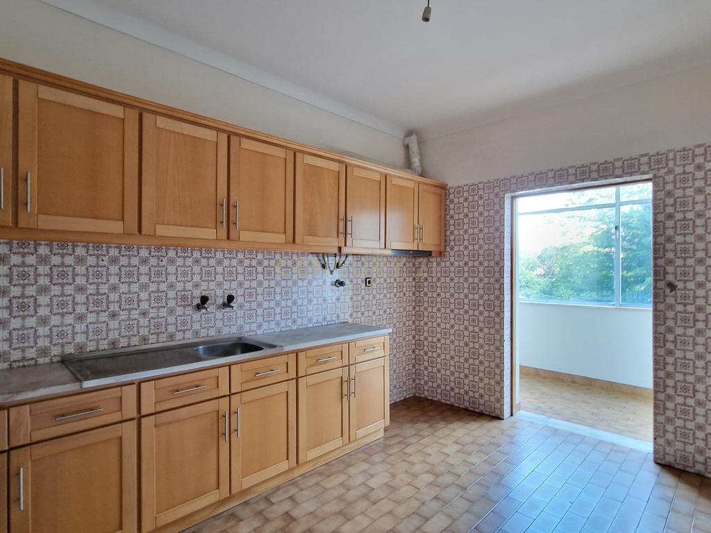 Apartamento T3 no centro de Oliveira do Hospital - Image 1