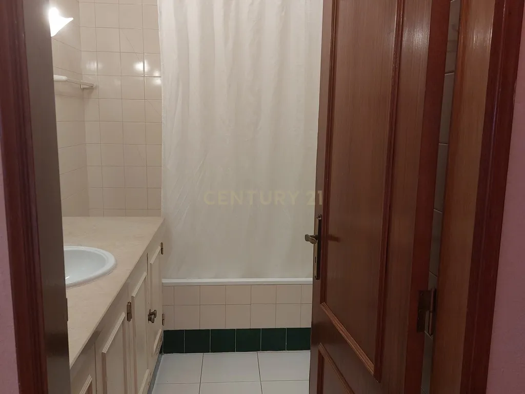 Excelente apartamento T2 no Edifício "Carmix" - Image 9