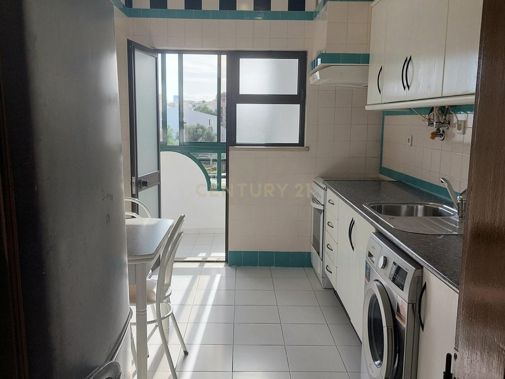 Excelente apartamento T2  no Edifício "Carmix" - Image 2