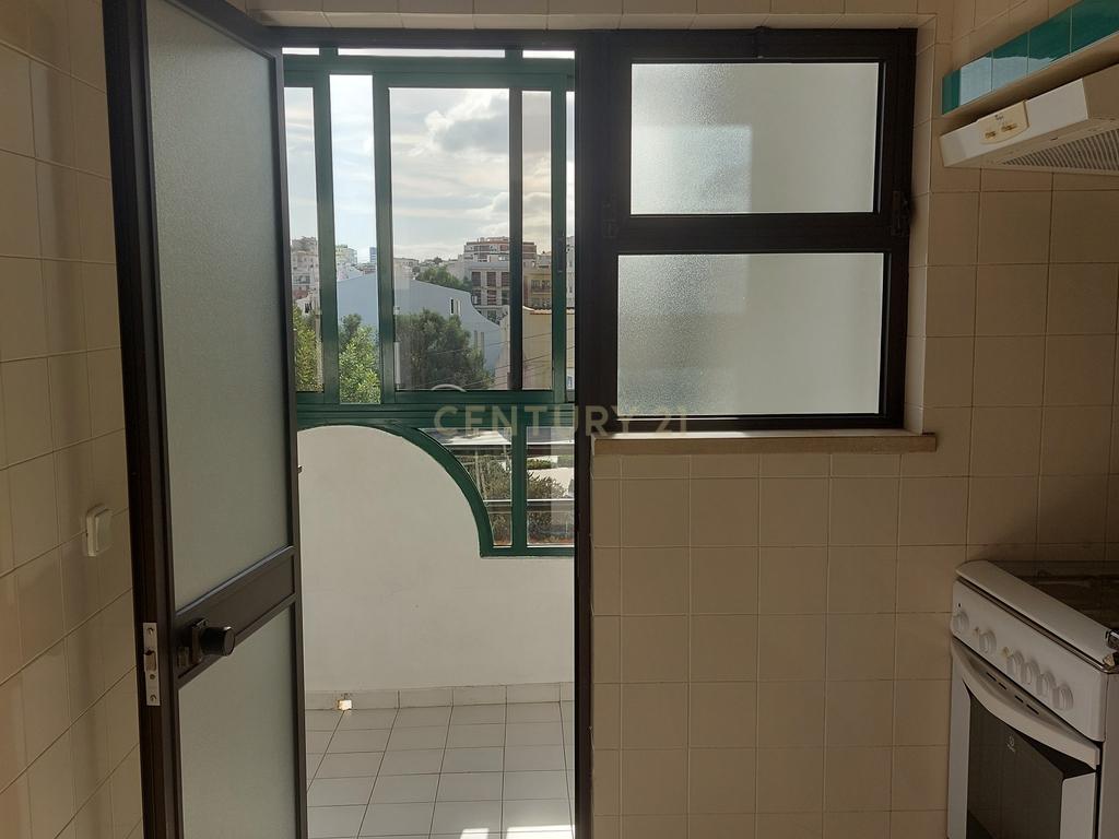 Excelente apartamento T2  no Edifício "Carmix" - Image 4