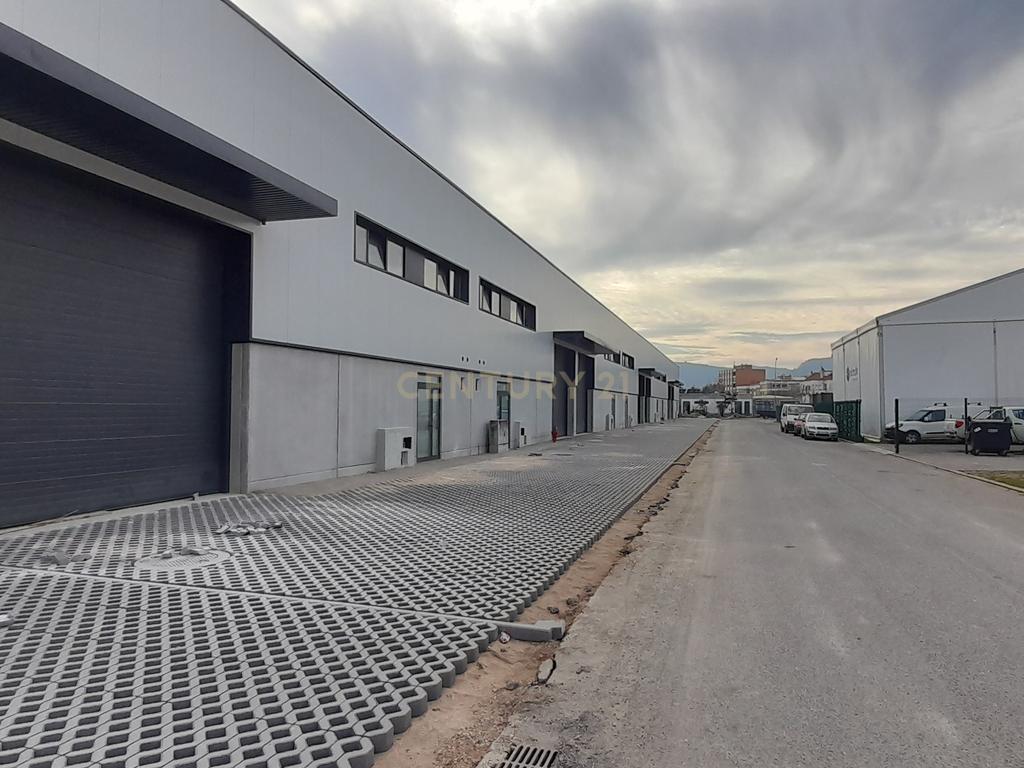 Armazém situado num condomínio fechado em Arruda dos Vinhos - Image 1