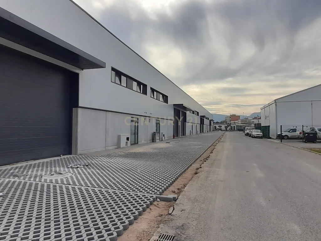 Armazém situado num condomínio fechado em Arruda dos Vinhos - Image 1