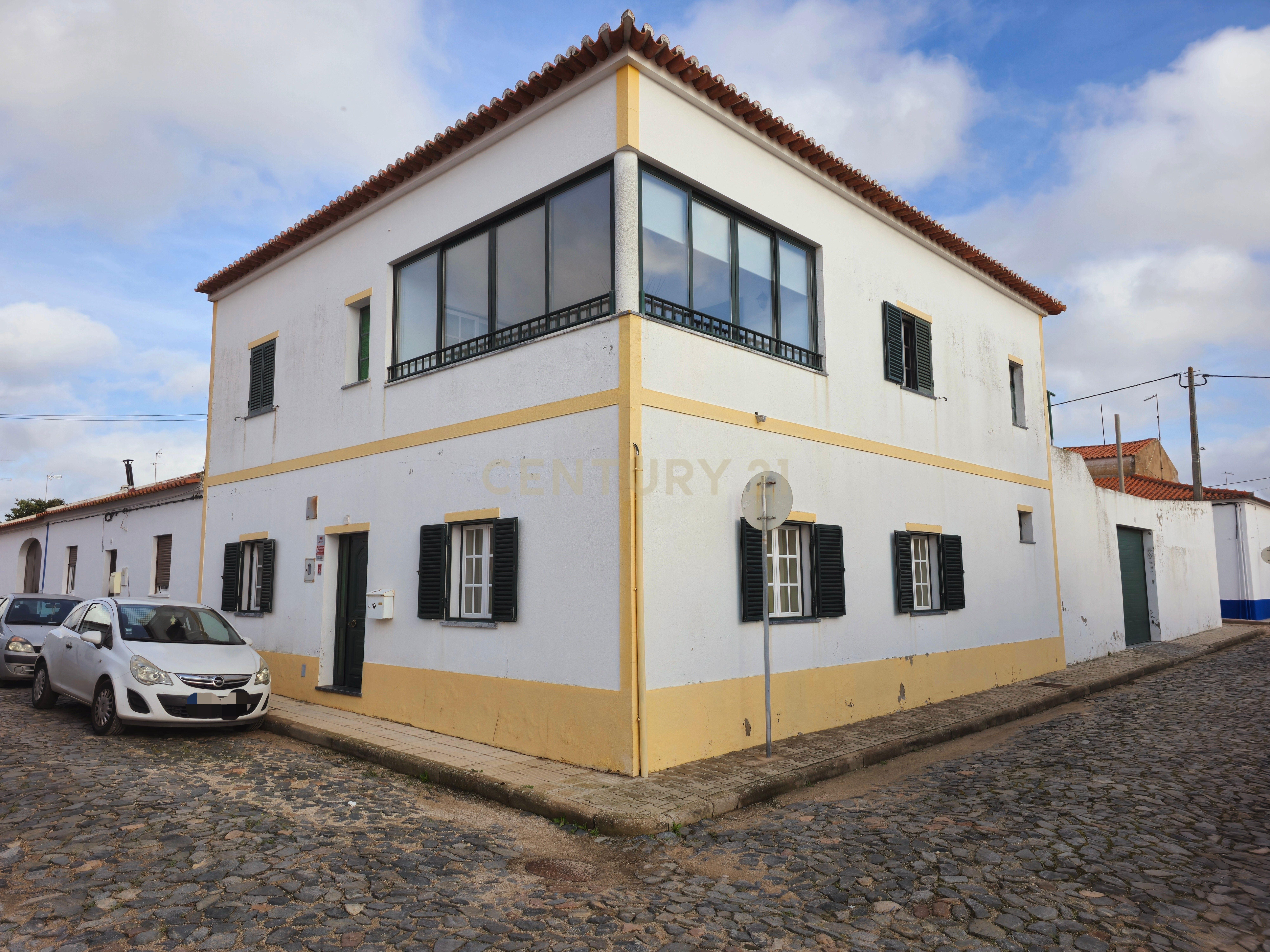 Moradia T4 com quintal garagem e anexos Torrão, Alcácer do Sal - Image 1