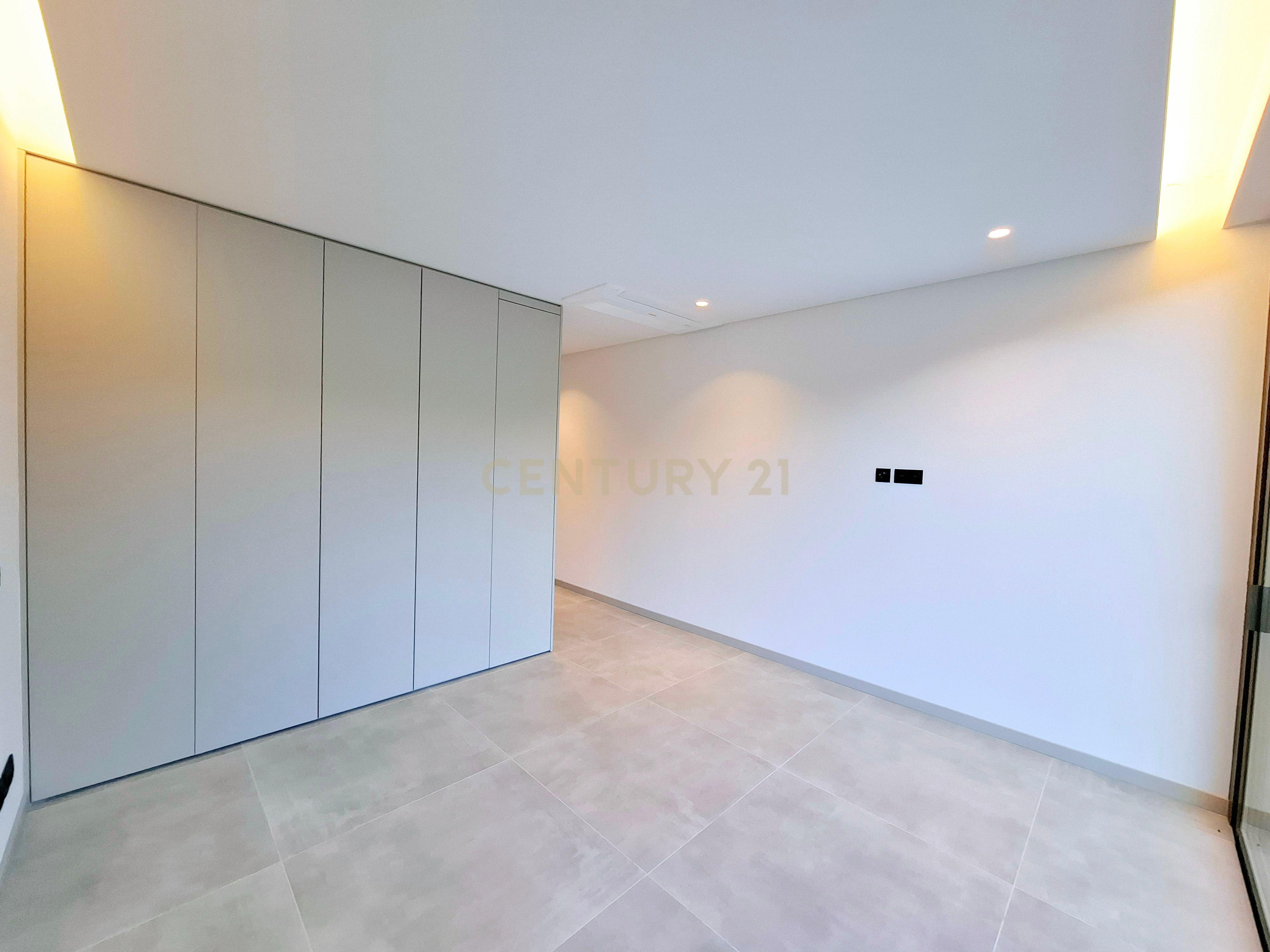 "Moradia Isolada Nova na Marina de Albufeira — Qualidade de Vida com Conforto Moderno" - Image 17